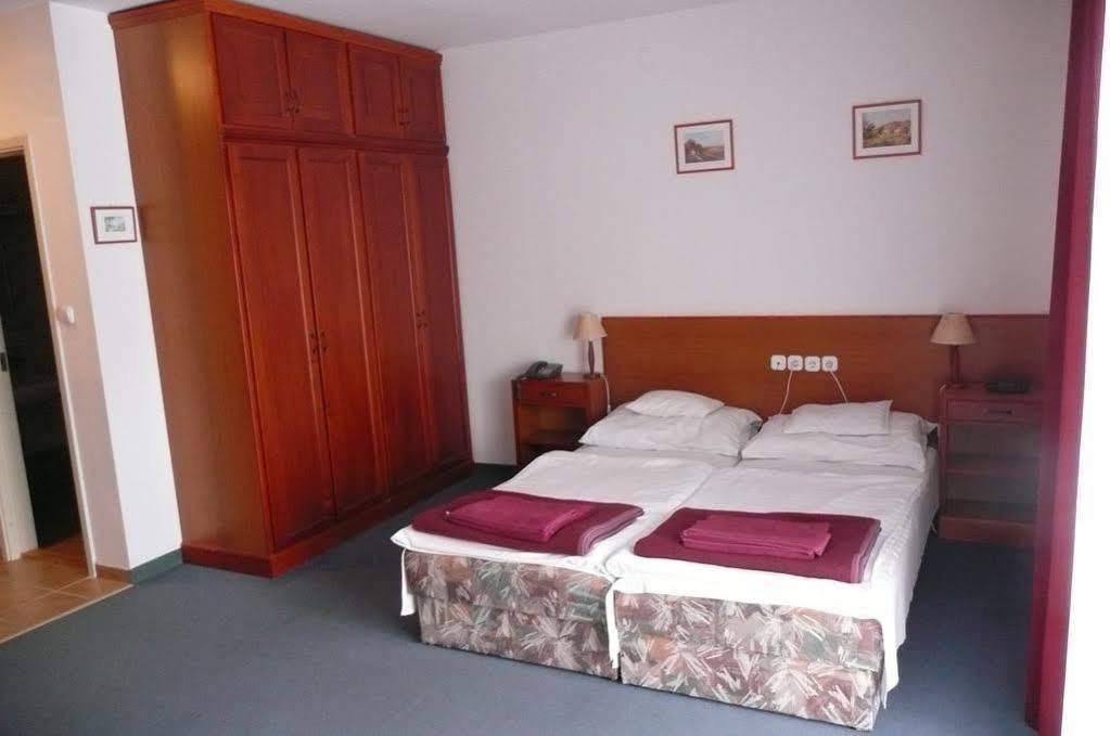 Hotel Ovit Кестели Екстериор снимка